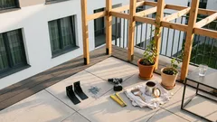 Pergola na taras: drewno, metal czy beton? Jak dobrać materiał do stylu domu i ilości cienia