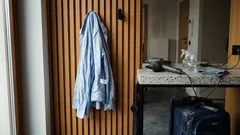 Jak wygładzić pogniecioną koszulę bez żelazka: szybki patent z suszarką