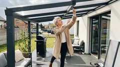 Jak wybrać zadaszenie pergoli: cień, światło i deszcz bez przykrych niespodzianek