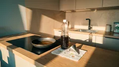 Nigdy nie wylewaj oleju do zlewu. Ten prosty nawyk chroni rury i kanalizację