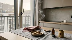 Dlaczego palo santo pachnie jak las po deszczu? Jak używać go w domu z głową i legalnie