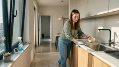 Dlaczego w czystym domu łatwiej odetchnąć? Co nauka mówi o bałaganie, kurzu i wilgoci